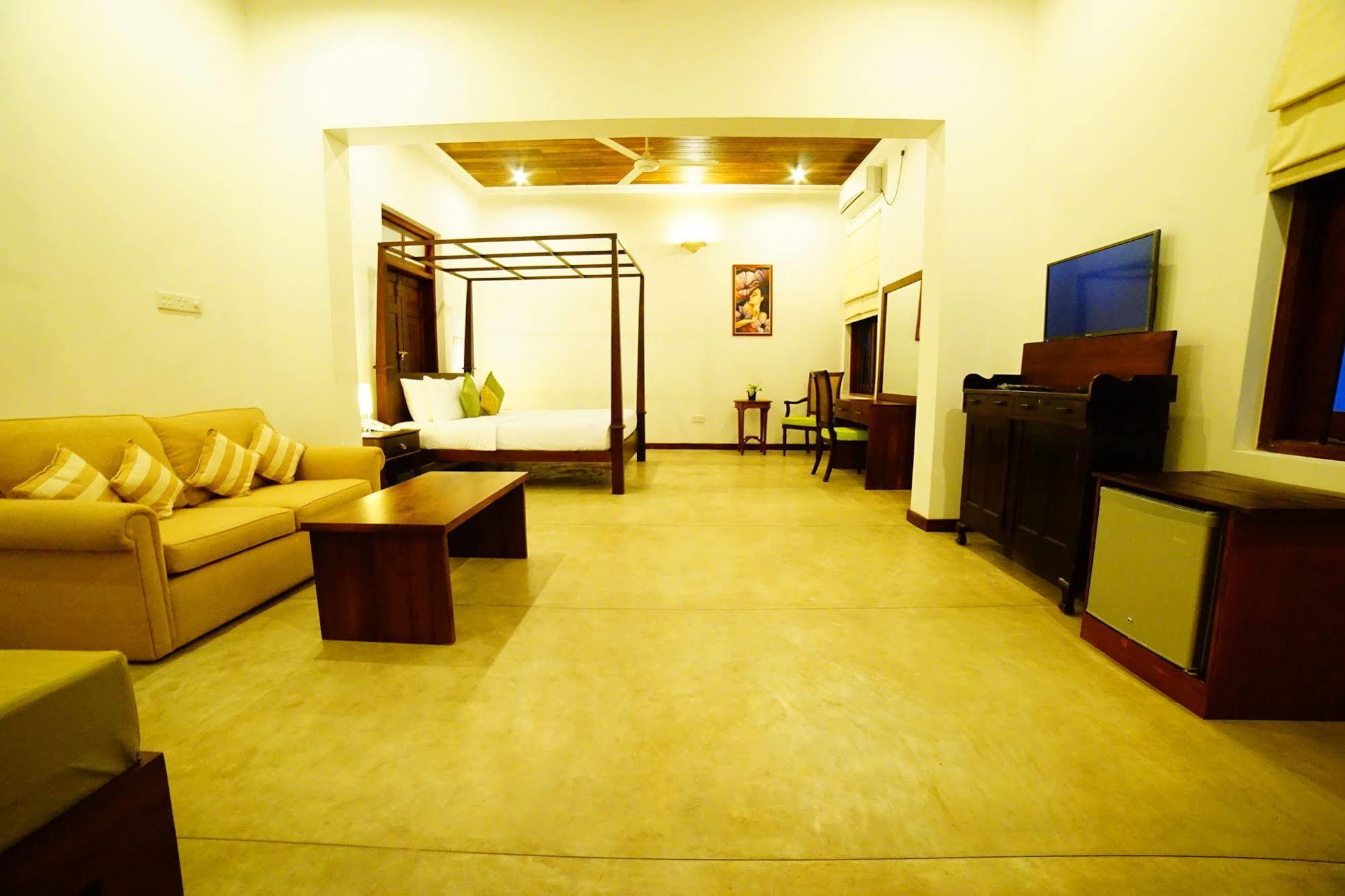 Hotel Lespri Grand Negombo Esterno foto